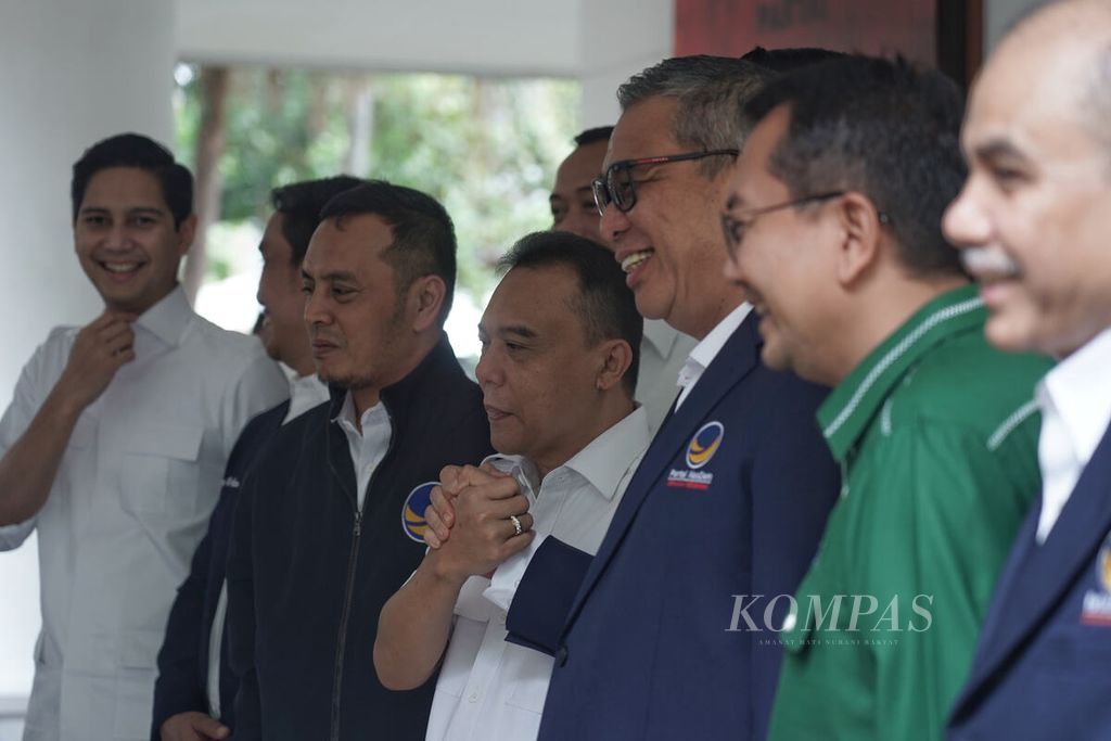 Wakil Ketua Umum Partai Gerindra Sufmi Dasco Ahmad (ketiga dari kiri) menyambut kehadiran Wakil Ketua Umum Partai Nasdem Ahmad Ali (ketiga dari kanan) beserta rombongan di Sekretariat Bersama Partai Gerindra dan PKB di Menteng, Jakarta, Kamis (26/1/2023). 