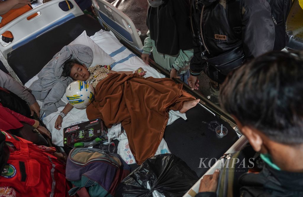 Azka Maulana Malik (5) berbaring di tempat tidur perawatan di Rumah Sakit Umum Daerah Sayang, Kabupaten Cianjur, Jawa Barat, saat menjalani hari terakhir perawatan dan diperbolehkan pulang, Kamis (24/11/2022). 