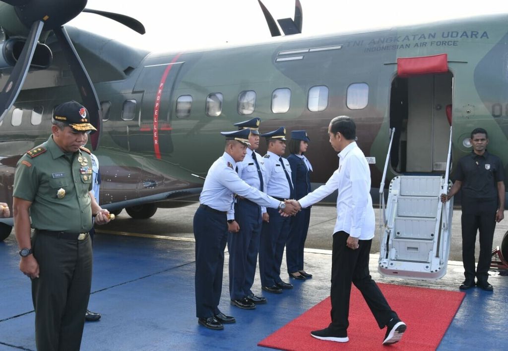 Presiden Joko Widodo berangkat ke Cilacap menggunakan pesawat CN295 TNI AU dari Lapangan Udara Halim Perdanakusuma, Jakarta, Senin (25/2/2019) pagi.