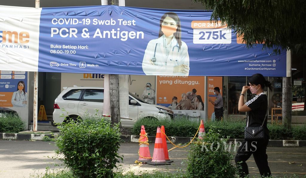 Warga menjalani tes antigen dan PCR di Karet Kuningan, Setiabudi, Jakarta Selatan, Selasa (1/2/2022). Dinas Kesehatan DKI mengklaim bahwa pasien Omicron paling banyak ada di kelompok umur 21-30 tahun. Mereka mesti terus diingatkan untuk waspada supaya jangan jadi agen penularan. Kasus Omicron DKI sudah sebanyak 2.892 kasus. 