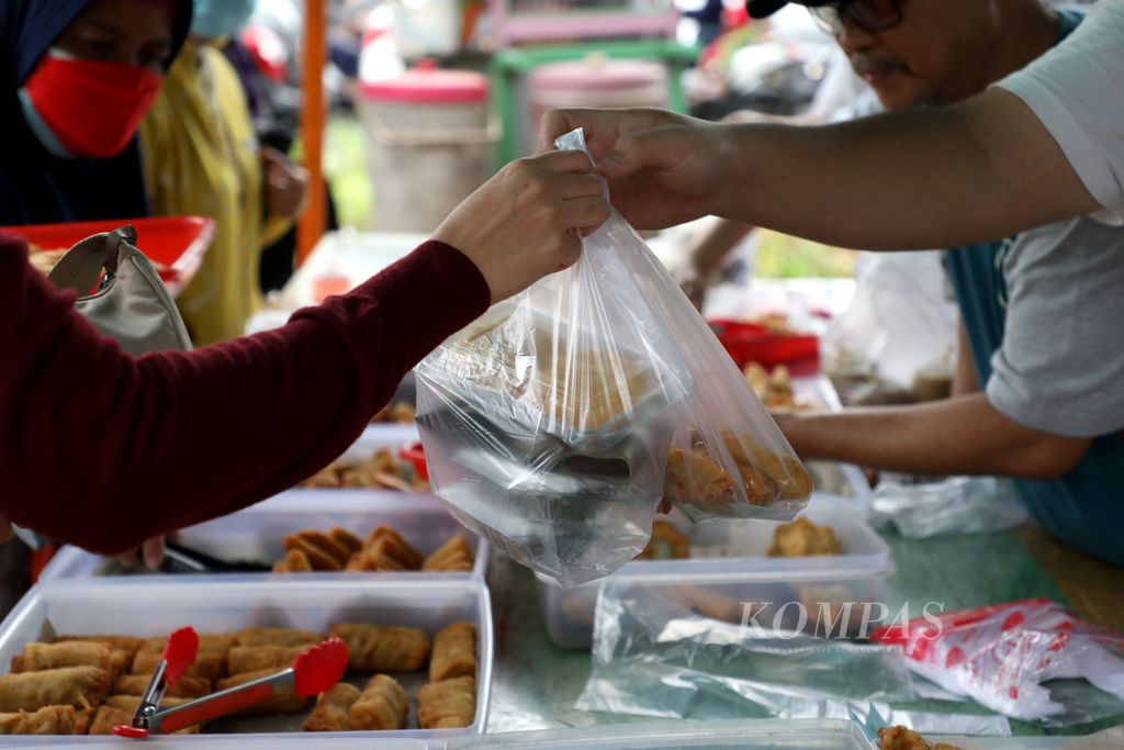 Warga membeli aneka makanan untuk berbuka puasa di depan pertokoan di Rawa Buntu, Serpong, Tangerang Selatan, Minggu (3/4/2022). 