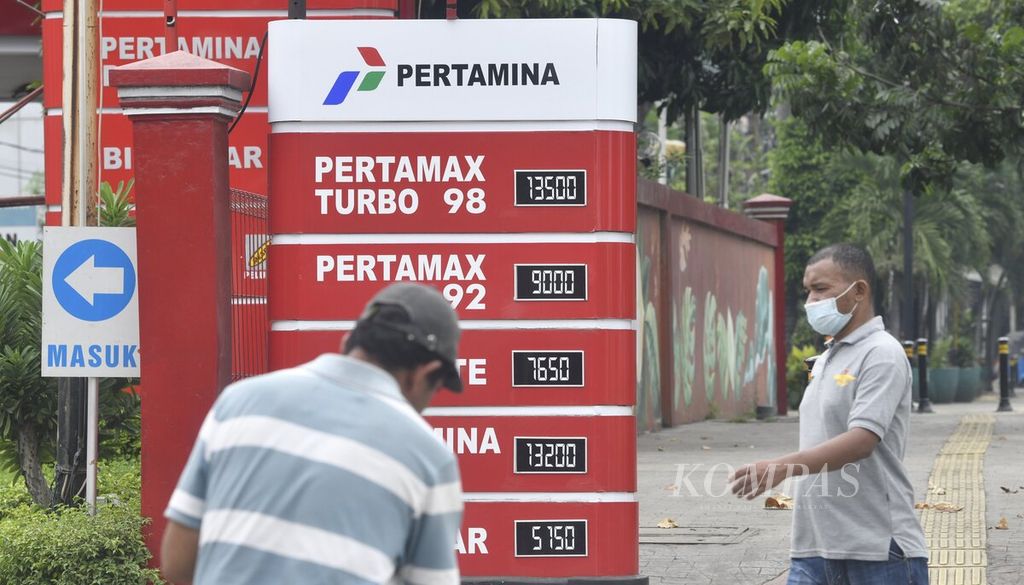 Harga baru bahan bakar minyak (BBM) nonsubsidi tertera di salah satu stasiun pengisian bahan bakar umum (SPBU) Pertamina di kawasan Penjaringan, Jakarta Utara, Minggu (13/2/2022). PT Pertamina (Persero) menyesuaikan harga jual BBM nonsubsidi jenis Pertamax Turbo, Pertamina Dex dan Dexlite mulai Sabtu (12/2/2022) yang dipengaruhi kenaikan harga minyak dunia. Pertamax Turbo naik dari Rp 12.000 menjadi 13.500 per liter, Pertamina Dex naik dari Rp 11.050 menjadi Rp 13.200 per liter dan Dexlite naik dari Rp 9.500 menjadi 12.150 per liter. Untuk BBM nonsubsidi jenis Pertamax dan Pertalite tidak mengalami penyesuian harga. 