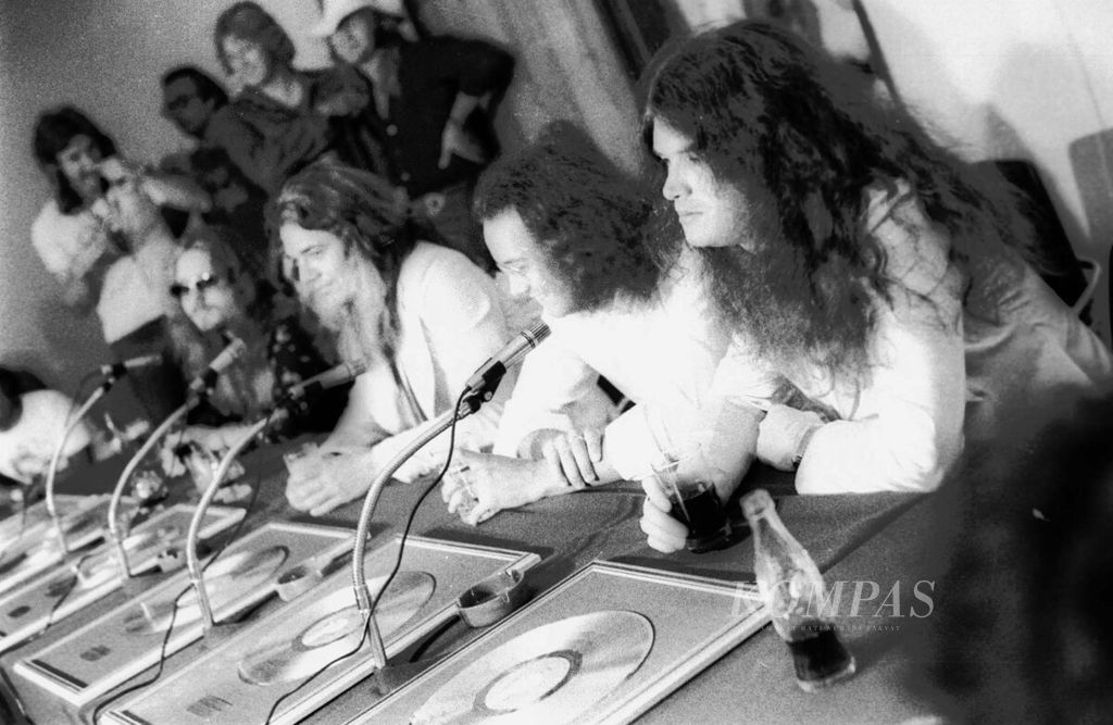 Lima anggota Deep Purple dalam jumpa pers sebelum konser 4-5 Desember 1975 di Stadion Utama Senayan, Jakarta. Dari kiri ke kanan adalah David Coverdale (vokal), Tommy Bolin (gitar), Ian Paice (drum), Glenn Hughes (bas), dan Jon Lord (kibor).