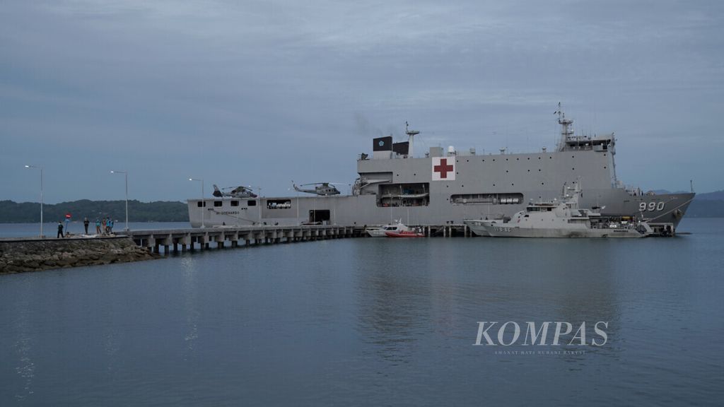 TNI AL mengerahkan kapal rumah sakit KRI dr Soeharso-990 untuk penyintas gempa bumi di dermaga Pangkalan TNI AL Mamuju, Sulawesi Barat, Selasa (19/1/2021).