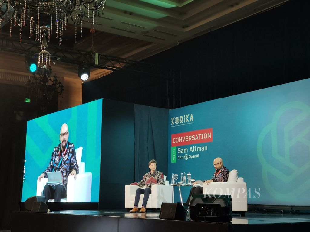 CEO OpenAI Sam Altman (kiri) berbincang dengan Ketua Korika Prof Hammam Riza (kanan) dalam acara "Conversation with Sam Altman" yang digelar di Jakarta, Rabu (14/6/2023). Dalam acara ini, Altman memberikan pendapatnya tentang pengembangan AI.