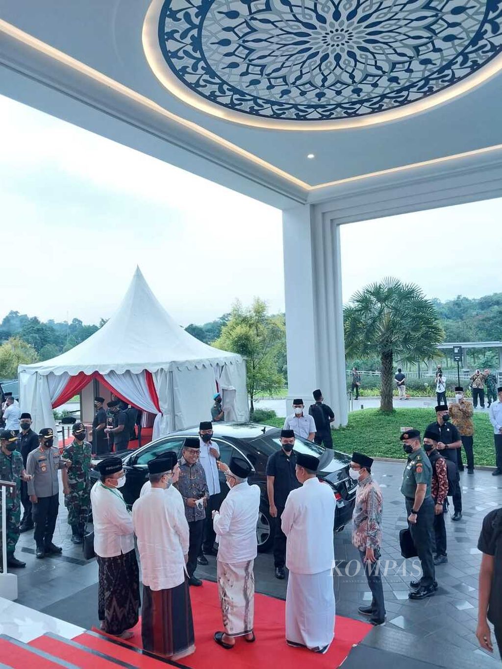 Wakil Presiden Ma’ruf Amin sesaat sebelum meninggalkan lokasi peringatan Hari Santri Nasional 2022 Masyarakat Ekonomi Syariah (MES) di Masjid At-Thohir, Depok, Provinsi Jawa Barat, Senin (31/10/2022).