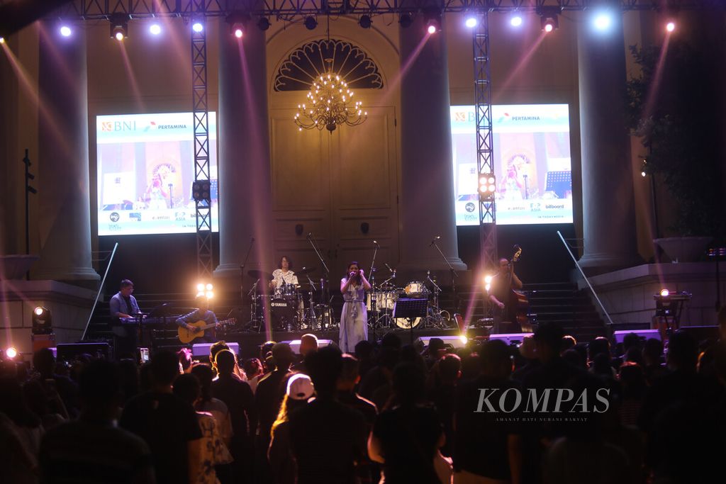 Penyanyi Monita Tahalea membawakan lagunya saat konser musik Jazz Goes to Immanuel di pelataran Gereja Protestan di Indonesia bagian Barat (GPIB) Immanuel, Jakarta, Sabtu (13/8/2022). 