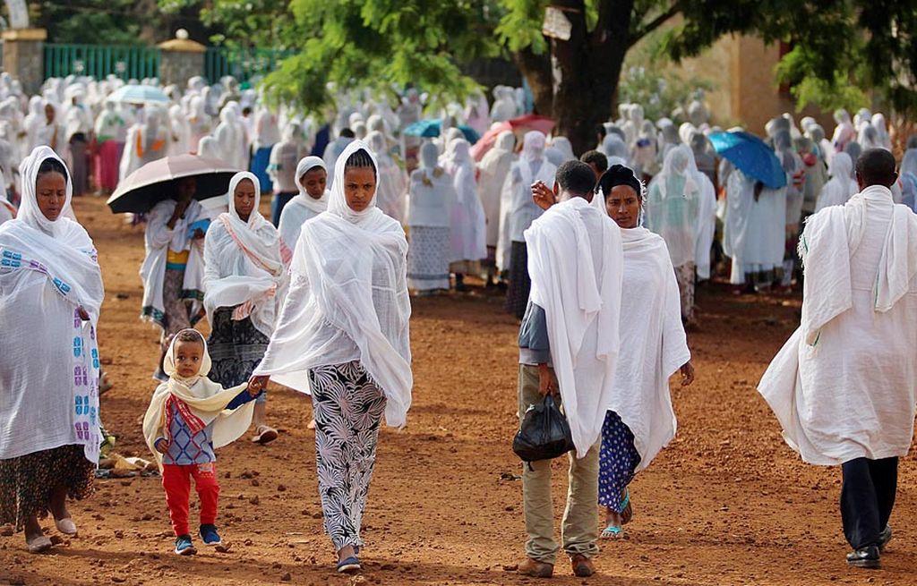 Penganut kristen ortodok beribadah di hari Minggu (28/5) di Bahirdar, Etiopia. Mereka sembahyangdengan busana serba putih.