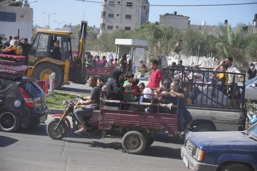 Warga Gaza menggunakan berbagai alat transportasi membawa keluarganya bergerak dari dari utara menuju ke selatan Gaza, Jumat (13/10/2023).