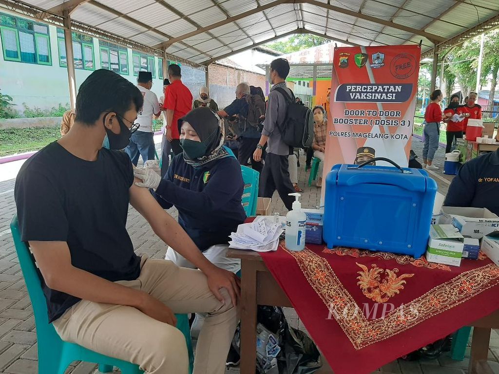 Polres Magelang Kota bersama dengan salah satu organisasi di Kota Magelang menggelar acara vaksinasi dosis penguat bagi 300 warga di area parkir di Taman Kyai Langgeng, Kota Magelang, Sabtu (5/3/2022).