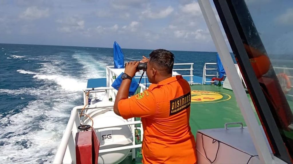 Kapal SAR Banjarmasin bertolak menuju perairan Pulau Sembilan, Kotabaru, Kalimantan Selatan, untuk mencari korban kapal tenggelam di perairan tersebut, Jumat (2/8/2019).