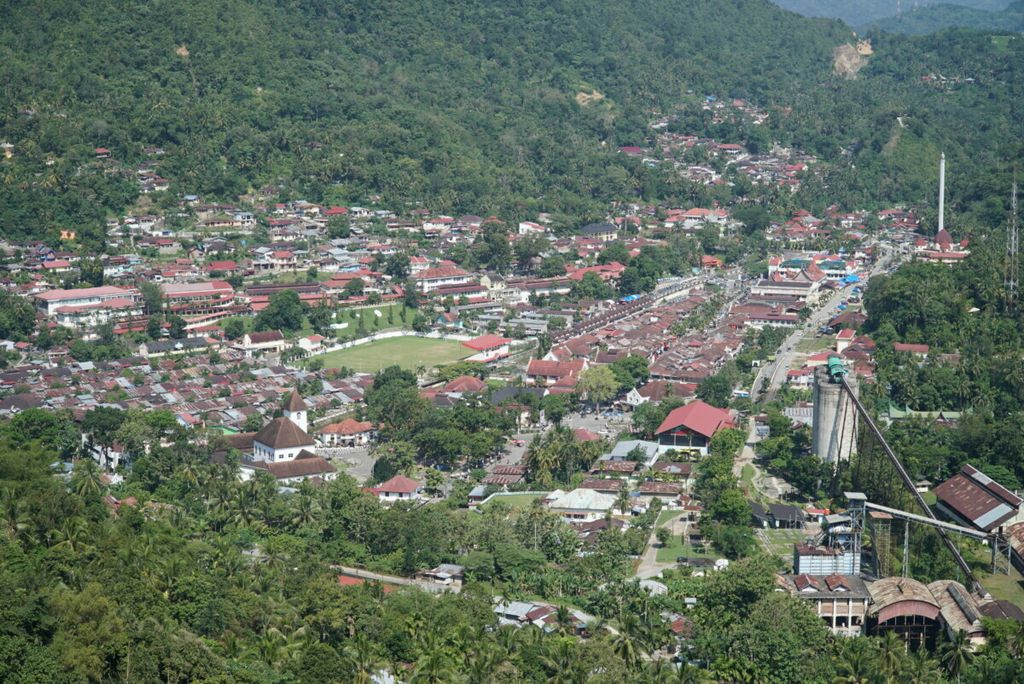Suasana panorama Kota Lama Sawahlunto, yang juga pusat pemerintahan kota saat ini, ketika difoto dari obyek wisata Puncak Cemara, Sawahlunto, Sumbar, Rabu (10/7/2019).