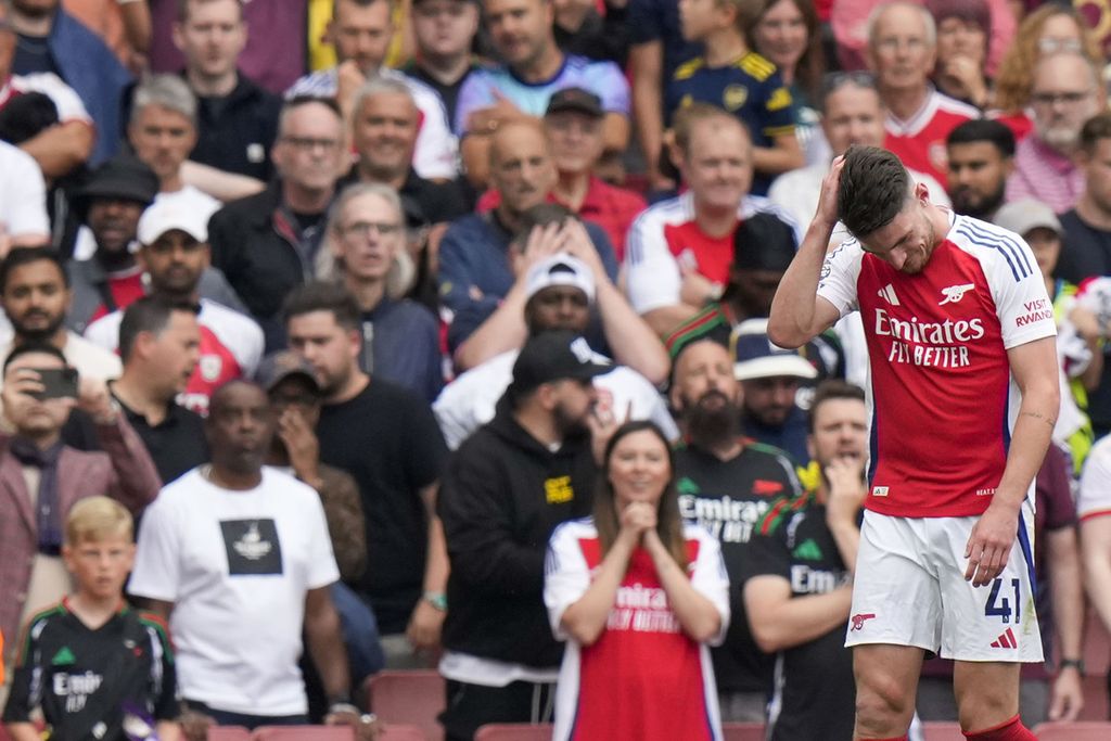 Gelandang Arsenal Declan Rice meninggalkan lapangan setelah dikartu merah wasit pada laga Liga Inggris lawan Brighton di London, Inggris, Sabtu (31/8/2024). Rice harus absen pada laga derbi lawan Tottenham Hotspur, Minggu (15/9/2024).