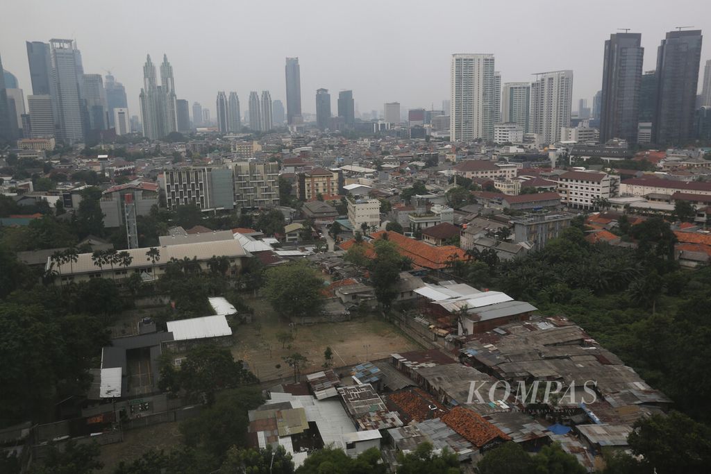 Lanskap perkotaan di kawasan Kuningan, Jakarta Selatan, Senin (11/10/2021). Kepadatan penduduk di Jakarta dan kota-kota lain di Indonesia turut membuat kawasan urban rentan berbagai bencana. 
