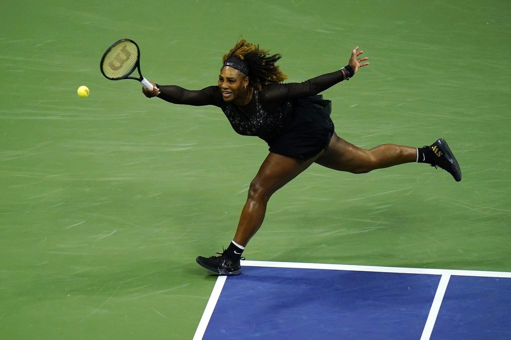 Petenis AS Serena Williams mengembalikan bola ke petenis Estonia, Anett Kontaveit, pada babak kedua turnamen tenis Grand Slam AS Terbuka di Pusat Tenis Nasional Billie Jean King, Flushing Meadows New York, Kamis (1/9/2022) pagi WIB. Serena memenangi laga dengan skor 7-6 (4), 2-6, 6-2. 