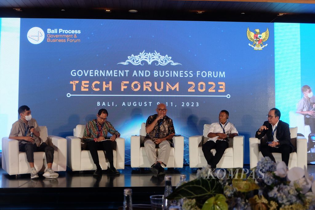 One of the Government and Business Forum (GABF) Tech Forum 2023 discussion sessions, Thursday (10/8/2023) in Denpasar, Bali, was attended by speakers (left to right) human trafficking survivors with the pseudonym Ridwan, Director of Indonesian Citizen Protection at the Ministry of Foreign Affairs Judha Nugraha, humanitarian activist Father Chrisanctus Paschalis Saturn, and Head of Tanalein Village, Solor Island, East Flores, East Nusa Tenggara. Kompas Daily Editor in Chief Sutta Dharmasaputra moderated the discussion.
