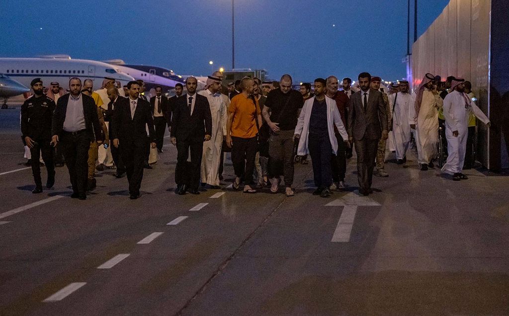 Dalam foto yang disiarkan kantor berita Arab Saudi atau Saudi Press Agency (SPA) ini terlihat warga sejumlah negara yang menjadi milisi asing di Ukraina tiba di Bandara Riyadh, Arab Saudi, Rabu (21/9/2022).   