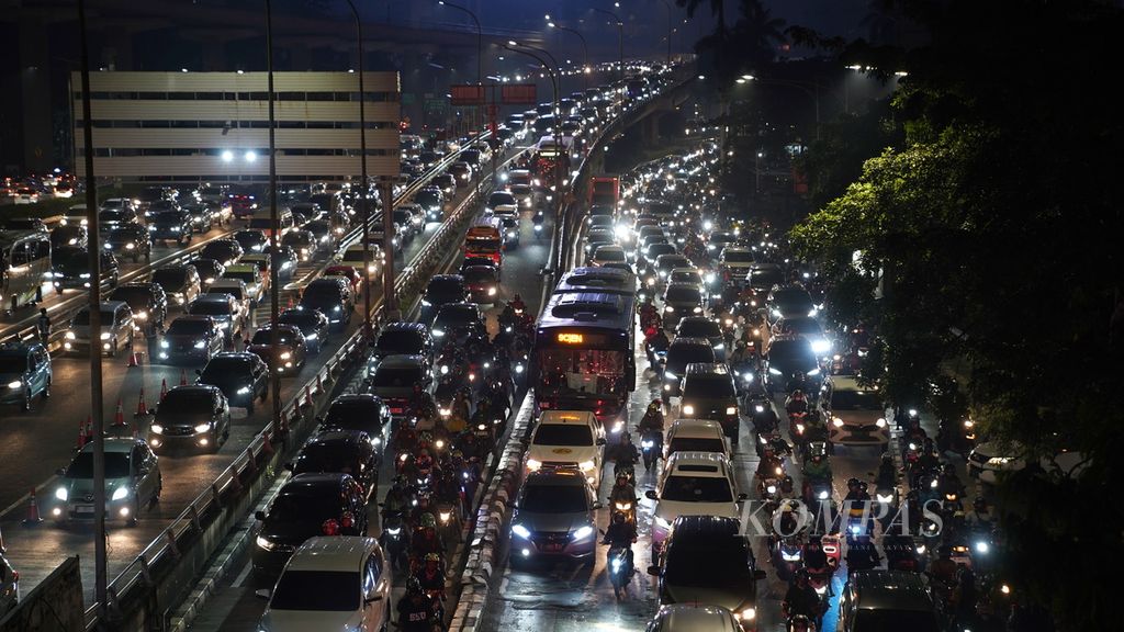 Kepadatan lalu lintas di Jalan Gatot Subroto, Jakarta Selatan, Jumat (19/5/2023). Pengukuran indeks kemacetan dari 390 kota di 56 negara pada 2022 menempatkan Jakarta di posisi ke-29. Pada kategori Benua Asia, Jakarta berada di posisi ke-9, tepat di bawah Tokyo. 