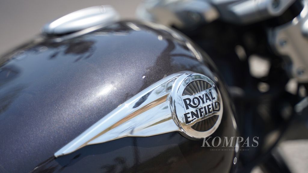 Emblem tangki Royal Enfield Super Meteor 650. 