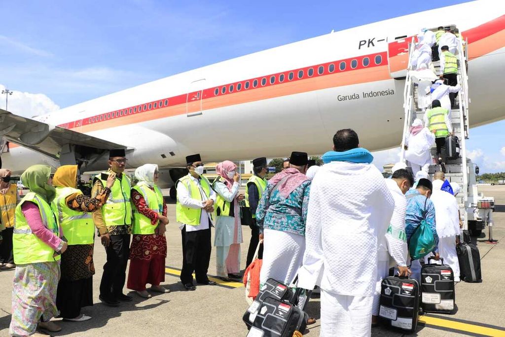 Jemaah haji kloter VIII Embarkasi Padang berangkat ke Jeddah, Arab Saudi, melalui Bandara Internasional Minangkabau, Padang Pariaman, Sumatera Barat, Sabtu (2/7/2022).