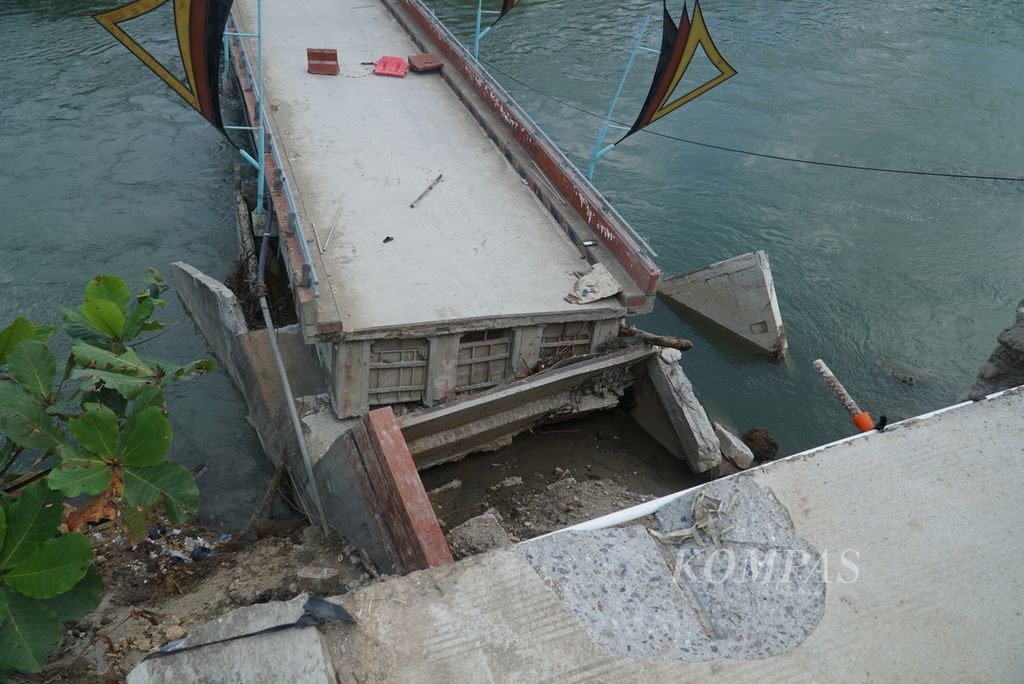 Kondisi bagian penyangga Jembatan Kayu Gadang yang ambruk setelah sekitar dua tahun dibangun difoto dari Korong Kayu Gadang Koto Buruak, Nagari Lubuk Alung, Kecamatan Lubuk Alung, Padang Pariaman, Selasa (16/5/2023). 