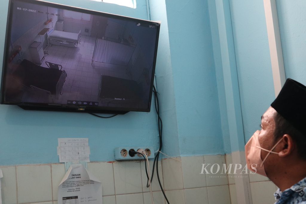 Petugas menunjukkan kamar isolasi melalui kamera pemantau di Gedung Teratai di Rumah Sakit Daerah Gunung Jati, Kota Cirebon, Jawa Barat, yang disiapkan menjadi ruangan isolasi Covid-19, Senin (17/1/2022). RSD Gunung Jati menyiapkan 216 tempat tidur isolasi untuk pasien Covid-19.