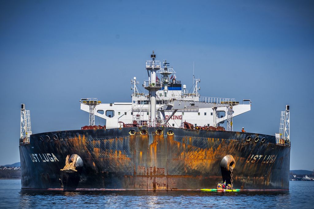 Aktivis Greenpeace mencegat kapal tanker Ust Luga di Pelabuhan Aasgaardstrand, Norwegia, 25 April 2022, yang diduga mengangkut 95000 ton minyak mentah asal Rusia. Uni Eropa memutuskan untuk menjatuhkan sanksi baru berupa larangan impor minyak Rusia,, baik mentah maupun sulingan. (Photo by Ole Berg-Rusten / NTB / AFP)