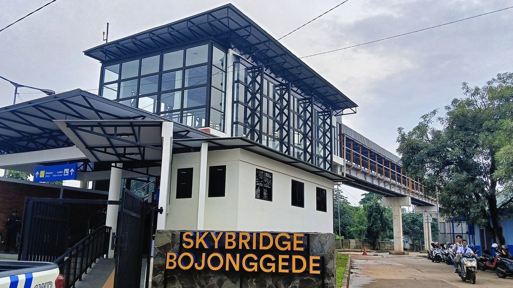 Pengendara motor melintasi jalan di kawasan Skybridge Bojonggede, Kabupaten Bogor, Jawa Barat, Senin (4/12/2023) sore. Skybridge Bojonggede itu terintegrasi langsung dengan Terminal Bojonggede dan Stasiun Bojonggede. 