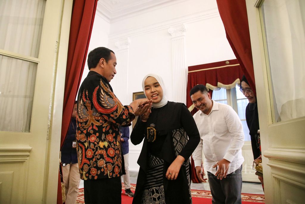 Presiden Joko Wododo menyambut penyanyi Putri Ariani di Istana Merdeka, Jakarta, Rabu (14/6/2023).