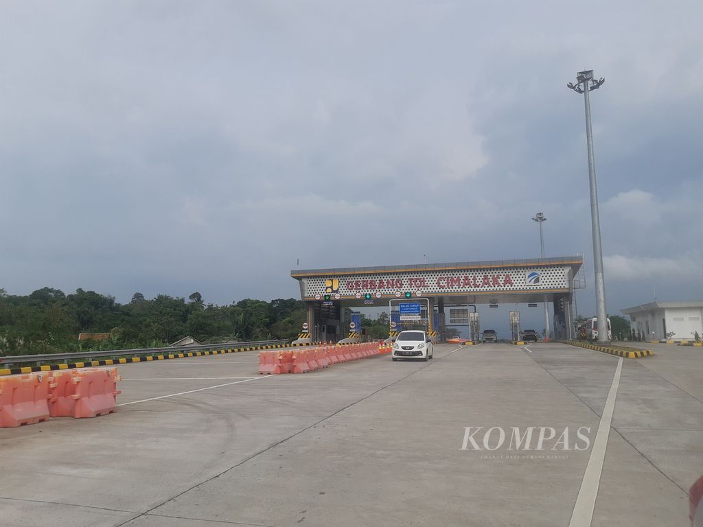 Kendaraan keluar dari Gerbang Tol Cimalaka, ruas Jalan Tol Cileunyi-Sumedang-Dawuan (Cisumdawu) di Kabupaten Sumedang, Jawa Barat, Sabtu (15/4/2023). 