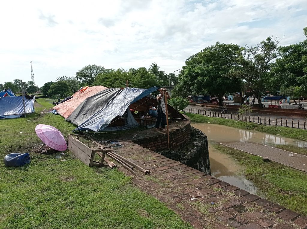 Warga mengungsi ke Keraton Surosowan di Kawasan Wisata Banten Lama, Kota Serang, Banten, Rabu (2/3/2022). Mereka mendirikan tenda darurat di atas tembok setinggi 0,5-2 meter sisa-sisa benteng keraton.