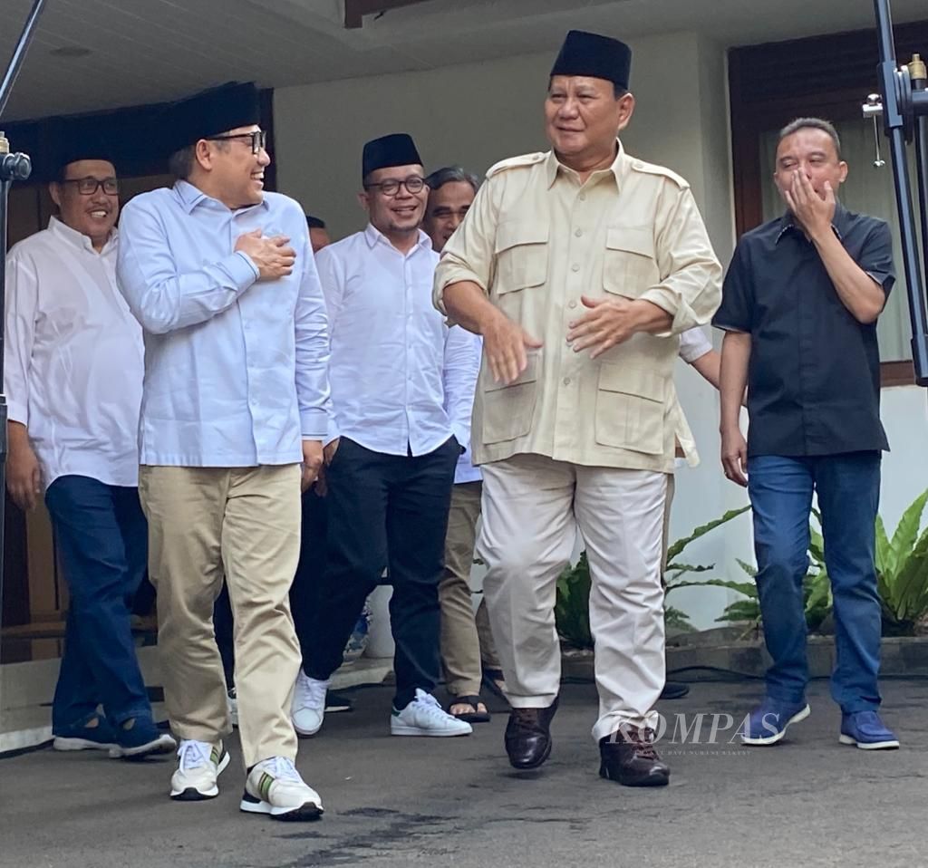 Ketua Umum PKB Muhaimin Iskandar dan Ketua Umum Partai Gerindra Prabowo Subianto setelah bertemu di rumah dinas Muhaimin sebagai Wakil Ketua DPR di Jakarta, Minggu (9/7/2023). 