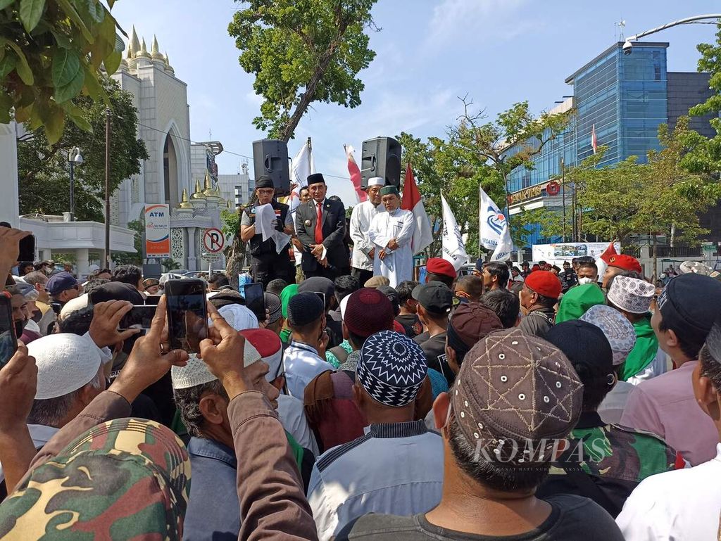 Gubernur Sumatera Utara Edy Rahmayadi memberikan jawaban kepada pengunjuk rasa di depan kantornya di Medan, Senin (12/9/2022). Edy menyebut, pemerintah membagikan bantuan langsung tunai untuk mengatasi tekanan inflasi dan kenaikan harga energi yang dirasakan masyarakat. 