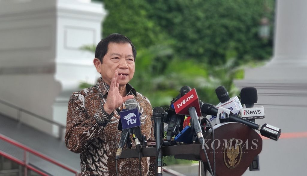 Menteri PPN/Bappenas Suharso Monoarfa memberikan keterangan seusai Sidang Kabinet Paripurna di Istana Negara, Jakarta, Senin (26/2/2024).
