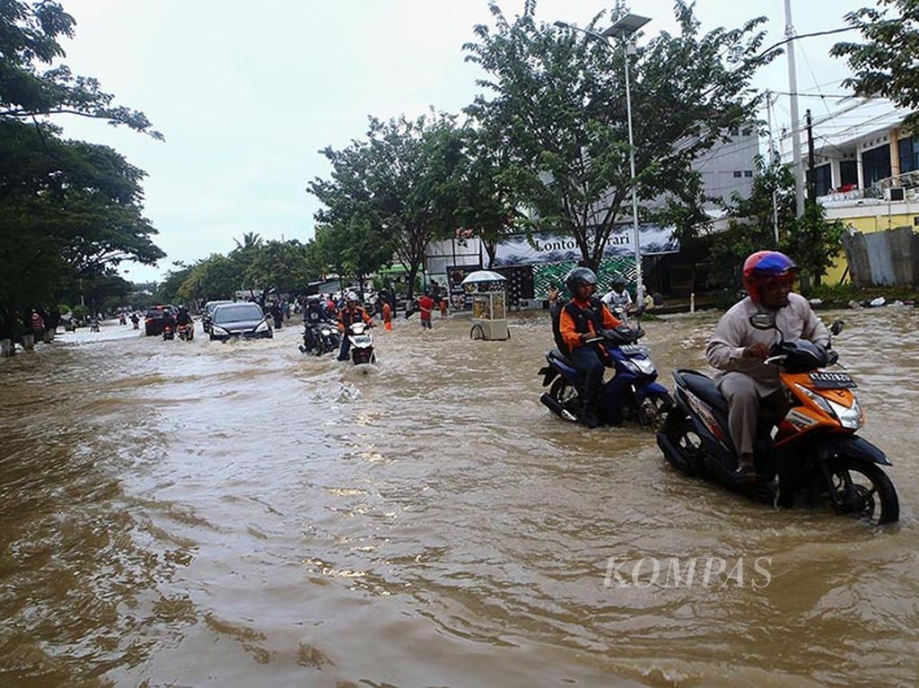Hujan selama 2 jam yang mengguyur Balikpapan, Kalimantan Timur, Kamis (30/3), menyebabkan banjir di sejumlah tempat. Salah satunya adalah  di Jalan MT Haryono. Beberapa pengendara terlihat berusaha melalui genangan air setinggi 20-50 sentimeter.