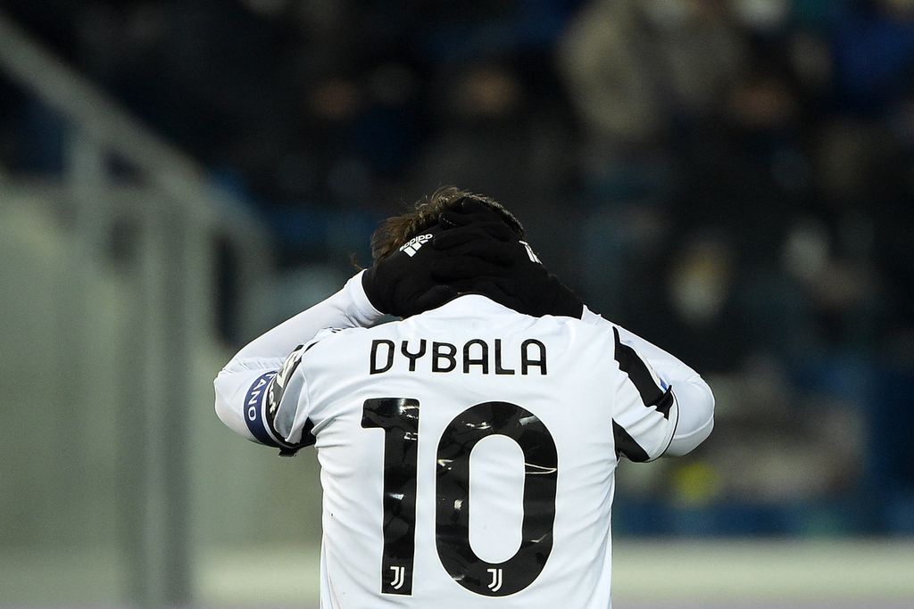 Reaksi penyerang Juventus, Paulo Dybala, saat menghadapi Atalanta pada laga Liga Italia di stadion Azzuri d'Italia di Bergamo, Italia, Minggu (13/2/2022). Dybala akan meninggalkan Juve pada akhir musim ini menyusul buntunya negoisasi perpanjangan kontrak.