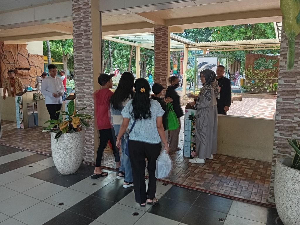 Pengunjung memasuki Kebun Binatang Surabaya pada hari kedua Lebaran atau Kamis (11/4/2024) di Surabaya, Jawa Timur. KBS merupakan obyek wisata andalan warga Surabaya Raya yang tidak mudik untuk menikmati libur Idul Fitri 1445 Hijriah.