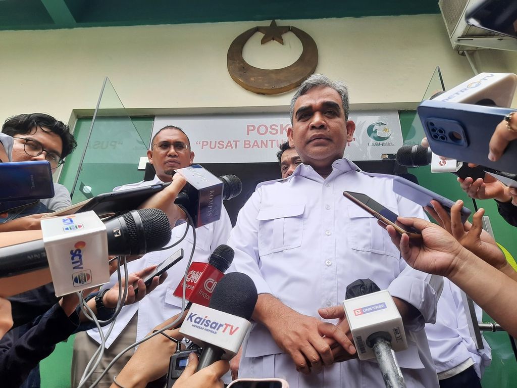 Sekretaris Jenderal Partai Gerindra Ahmad Muzani menjawab pertanyaan para wartawan setelah bertemu dengan sejumlah pengurus Dewan Pimpinan Pusat Partai Bulan Bintang di Jakarta, Senin (24/7/2023).