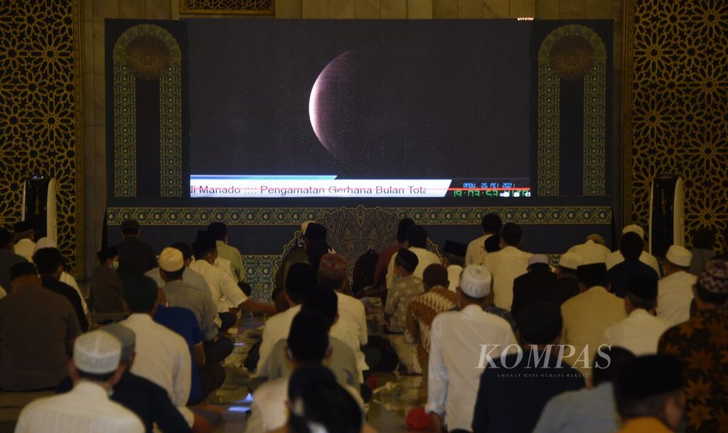 Warga seusai menjalankan ibadah shalat Gerhana Bulan di Masjid Nasional Al Akbar, Surabaya, Jawa Timur, Minggu (26/5/2021). 