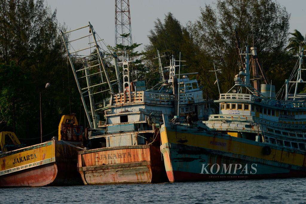 Kapal penangkap ikan yang pernah menjadi pemasok kebutuhan industri pengolahan ikan dalam kondisi mangkrak di Pulau Benjina, Kecamatan Aru Tengah, Kabupaten Kepulauan Aru, Provinsi Maluku, Jumat (22/9/2023). 