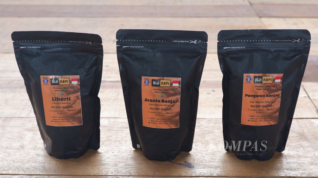 Tiga macam kopi asli Kalimantan Selatan yang diproduksi Dwi Putra Kurniawan, pemilik kedai Biji Kopi, diperlihatkan di Banjarbaru, Jumat (17/1/2020). Kopi asli Kalsel kini mulai populer dan diminati pasar nasional maupun pasar internasional.