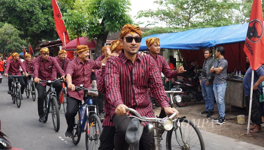 Para bakal calon anggota  legislatif dari DPC PDI-P  Kota Surakarta bersama-sama mengayuh sepeda menuju ke KPU Kota Surakarta dari Kantor DPC PDI-P  Kota Surakarta, di Kota Surakarta, Jawa Tengah, Kamis (11/5/2023). 