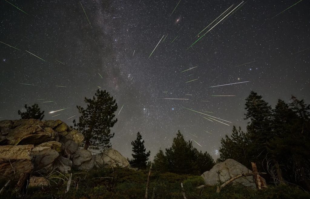 Gambaran hujan meteor Perseid di belahan langit utara.