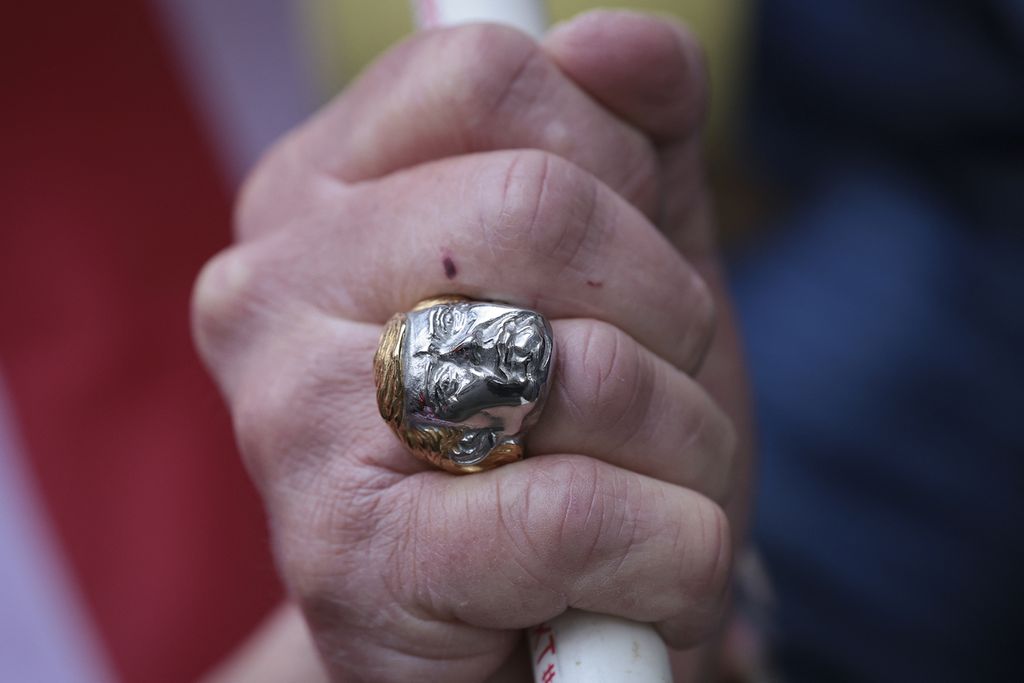 Pendukung Presiden Amerika Serikat 2017-2021 Donald Trump memakai cincin berukir muka Trump di Richmond, Virginia, AS, 2 Maret 2024.  