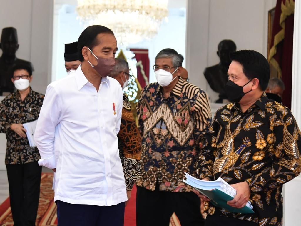 Presiden Joko Widodo menerima Panitia Seleksi Pemilihan Calon Anggota Badan Pelaksana dan Calon Anggota Dewan Pengawas Badan Pengelola Keuangan Haji (BPKH) Periode 2022-2027 di Istana Merdeka, Jakarta, Senin (4/4/2022).