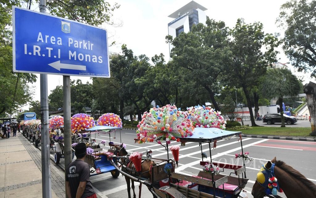 Deretan delman terparkir di dekat pintu masuk parkir IRTI Monumen Nasional (Monas), Jakarta, Sabtu (7/1/2023).
