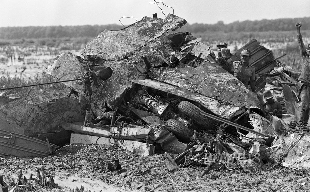Pesawat Vickers Viscount milik Bouraq tampak hancur patah-patah di tengah rawa-rawa Tanjung Karawang. Sebagian besar badannya masuk dalam lumpur dan air sekitarnya tergenang bahan bakar berwarna biru kehijau-hijauan. Ada sekitar 50 penduduk yang turut membantu tim SAR gabungan mengangkat jenazah dari dalam perut pesawat yang penuh lumpur itu, (27/8/1980).