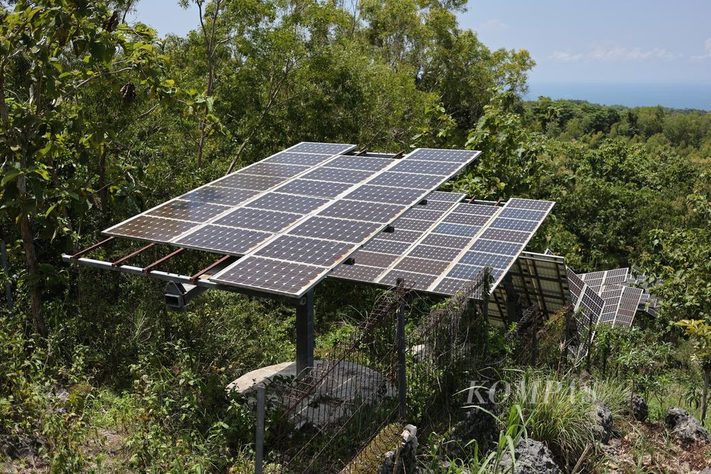 Instalasi pengangkatan air tenaga surya (PATS) di Desa Giricahyo, Purwosari, Gunungkidul, DI Yogyakarta, dalam kondisi mangkrak, Jumat (16/2/2024). PATS yang diresmikan Menteri Pekerjaan Umum Djoko Kirmanto pada 25 Agustus 2007 ini kemudian mangkrak sejak sekitar tahun 2010.
