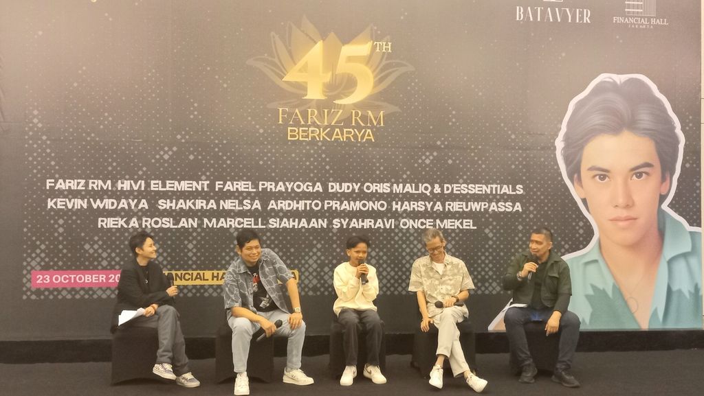 Farel Prayoga (tengah) bersama Fariz RM (kedua dari kanan) bercerita tentang proses di balik aransemen ulang ”Cakrawala Senja” dalam acara <i>listening party</i> album <i>45 Tahun Fariz RM Berkarya</i> di The Financial Hall, Senayan, Jakarta Selatan, Rabu (23/10/2024).