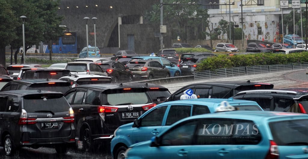 Kepadatan kendaraan di kawasan Bundaran Hotel Indonesia, Jakarta, saat hujan lebat mengguyur, Minggu (31/3/2024). Frekuensi cuaca hujan yang tinggi masih melanda sejumlah wilayah di Indonesia.  